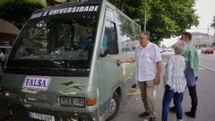 El alcalde orden� colocar un autob�s decorado contra la Xunta.