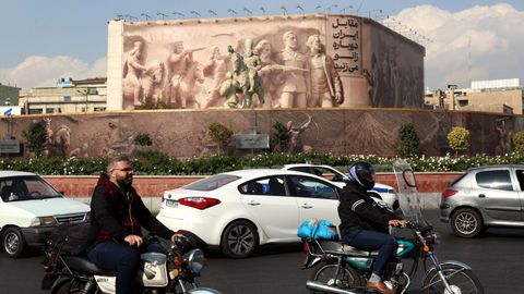 Imagen de tr�fico en Teheran, la capital de Ir�n, donde viven 17 millones de personas