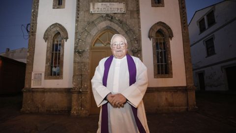 Antonio Domnguez (en la foto, ante la capilla de Guadalupe) fue prroco en Vilalba en dos etapas. 