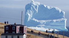 Monta�as de hielo navegan frente a las costas de Canad�.