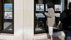 Una mujer mira el escaparate de una inmobiliaria en A Coru�a
