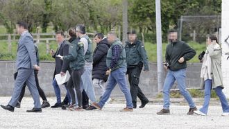 El investigado (en el centro de la imagen), particip� en la reconstrucci�n de hechos con las autoridades policiales, judiciales y con su abogado presente