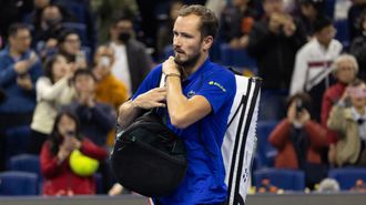 Medvedev deja el campo tras su eliminaci&oacute;n del torneo por darle a un espectador con la pelota.