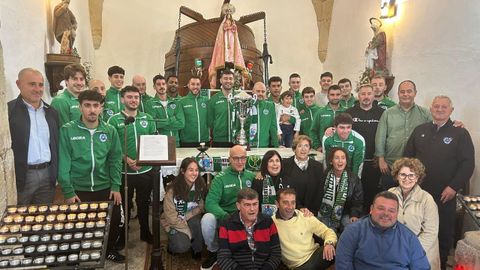El Puerto de Vega CF ofreció este domingo la Copa Asturfútbol a la Virgen de la Atalaya y pidió «ayuda divina» para el partido ante el Celta.