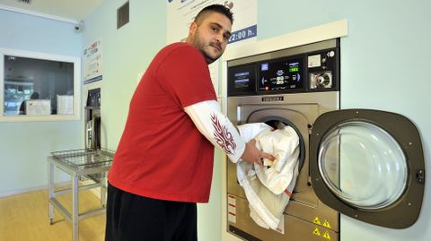 Caranza. Iván Bustabad está encantado con la lavandería autoservicio para la ropa de cama. El local dispone de una zona específica para los niños que acompañan a los padres.