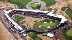 Espectacular vista del hoyo 16 durante el Abierto de Phoenix de Golf (Arizona).