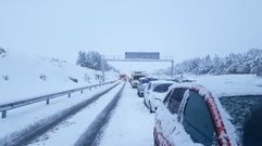 �T� no llevas una pala para la nieve en el coche?