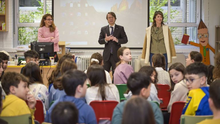 El conselleiro de Facenda, Miguel Corgos, en la visita que hizo este martes al colegio Vilaverde, de Mourente