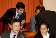 El socialista Font habla con los nacionalistas en el pleno de los presupuestos del 2013.