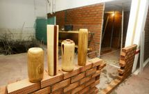 Una gama de urnas funerarias reposan en el lugar en el que se construye el crematorio. 