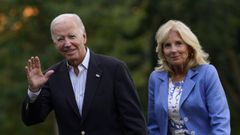 El presidente estadounidense Joe Biden y la primera dama Jill Biden en su llegada a la Casa Blanca tras sus vacaciones en Nevada