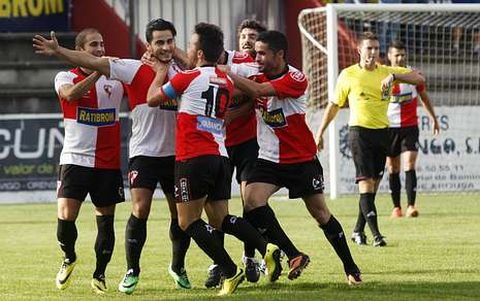 Quique Cubas, felicitado por sus compa�eros nada m�s incorporarse tras su espectacular chilena. 