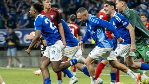Jugadores del Real Oviedo celebran el ascenso a Primera División