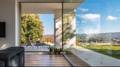 La casa pasiva est� orientada al sur, para recibir el calor del sol, pero cuenta con un alero de protecci�n solar