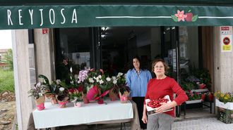 Alicia Regueira y Ramona Pouso, madre e hija, est�n al frente de Reyjosa en Boiro, donde venden frutas y flores