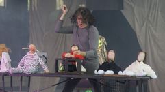 Paso da peza de Evaristo Calvo por un aserradoiro de Sof�n, durante o FIOT