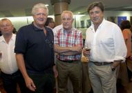 El ex comisario de Ribeira (en el centro) no se perdi� la fiesta. 