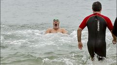 Ba�o reivindicativo en la playa de Pescadoira en el d�a de Reyes.