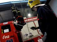 Imagen de archivo (2006) en la que los bomberos de Boiro realizan ejercicios rutinarios de entrenamiento.