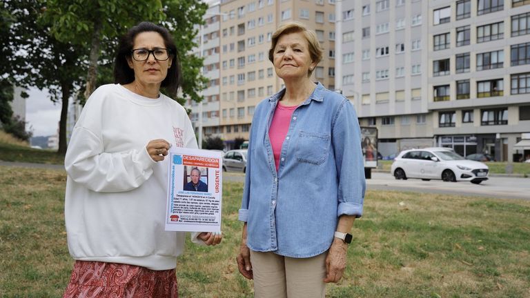 Raquel Fernndez y su madre, Sabina, en el lugar donde presumiblemente desapareci en el 2018 su padre, Jos Luis, en el Parque de Eirs (A Corua).