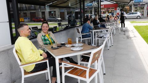 Clientes en la terraza del hotel Urban, en Viveiro