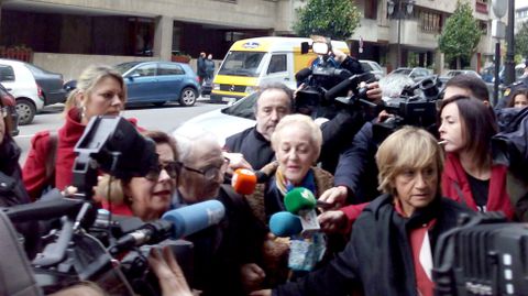 Fern�ndez Villa hace su entrada en los juzgados de Oviedo, rodeado de medios de comunicaci�n