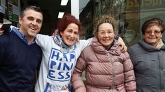 Conchi, de plum�fero rosa, con la cesta que tambi�n le toc�