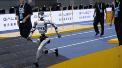 Un androide corriendo en los World Humanoid Robot Games celebrados en Pek�n.