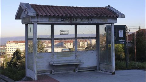 Tirando de idiosincrasia gallega, en Teo es posible esperar el autob�s resguardados en esta marquesina-h�rreo