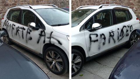 Así apareció el coche del párroco el sábado por la mañana, en el atrio de la iglesia de Pontedeume