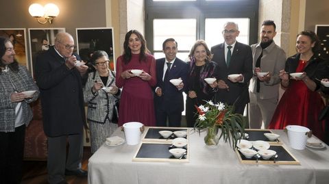 Foto grupal de los homenajeados y los regidores ferrolano y lucense durante la degustaci�n del arroz con leche.