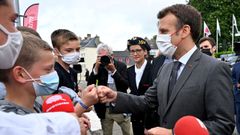 Macron con varios ni�os en la localidad Poix de Picardie.