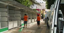 Trabajos para la instalaci�n, ayer, en el jard�n municipal, de las casetas para la Praza dos Libros. 