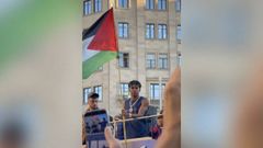 Lamine Yamal, con la bandera de Palestina durante la celebraci�n del t�tulo de Liga del Barcelona.