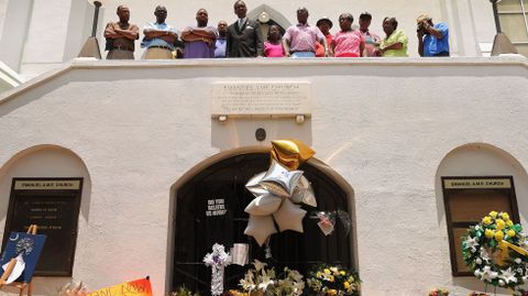Miembros de la hist�rica Iglesia Africana Metodista Emanuel ante el templo.