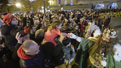 La Praza Maior estaba a rebosar para recibir a los Reyes Magos.