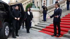 El presidente franc�s, Emmanuel Macron, recibe a Volod�mir Zelenski a su llegada a la reuni�n de l�deres en Par�s