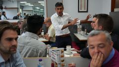 Sunak visit� este viernes el distrito de Uxbridge para felicitar a los miembros de su partido