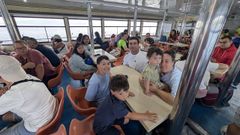 Los excursionistas, en el barco que tomaron para llegar a la isla.