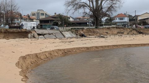 Da�os del temporal en la playa de Panx�n