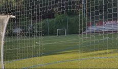 La red del campo de f�tbol parroquial, cortada por alg�n v�ndalo.
