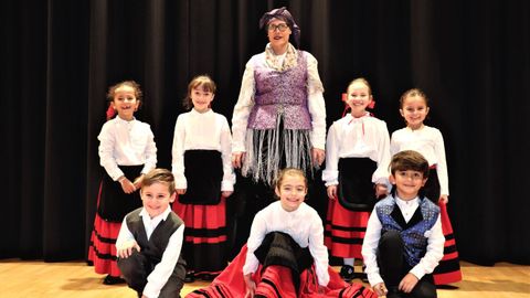 Imagen de archivo del grupo infantil de baile de Sementeira, de Basilea.