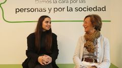 Andrea Gesteira Pichel, de 19 a�os, y Elena P�rez Sueiro, de 79, comparten voluntariado en la AECC de Pontevedra