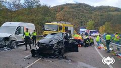 Furgoneta y coche implicados en el accidente de la AS-112, en Mieres.