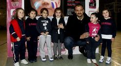 La ex estrella croata se someti� ayer a una aut�ntica rueda de prensa ante los chavales del CB.