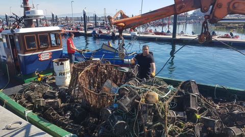 Basura marina recogida por un buque arousano (imagen de archivo)