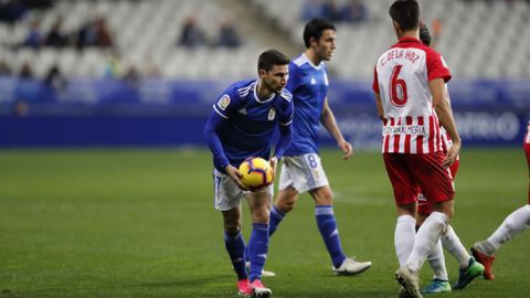 Omar Ramos Real Oviedo Almeria Carlos Tartiere.Omar Ramos, antes de botar una falta ante el Almera