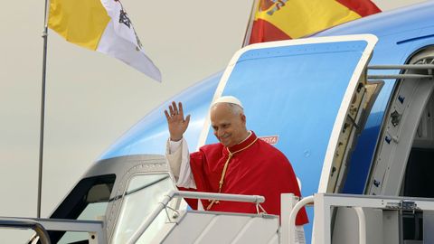 El papa Le�n XIV saluda a su llegada al aeropuerto de Adolfo Su�rez Madrid-Barajas, este s�bado.
