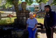 Vecinos de A Portela delante de la fuente que no funciona porque el agua est� contaminada.