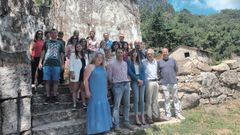 Participantes en el segundo taller de empleo Os Cami�os do Cami�o, con miembros del gobierno local, en julio del 2022